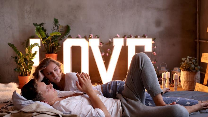 Ocho ejercicios para triunfar en una noche de pareja perfecta