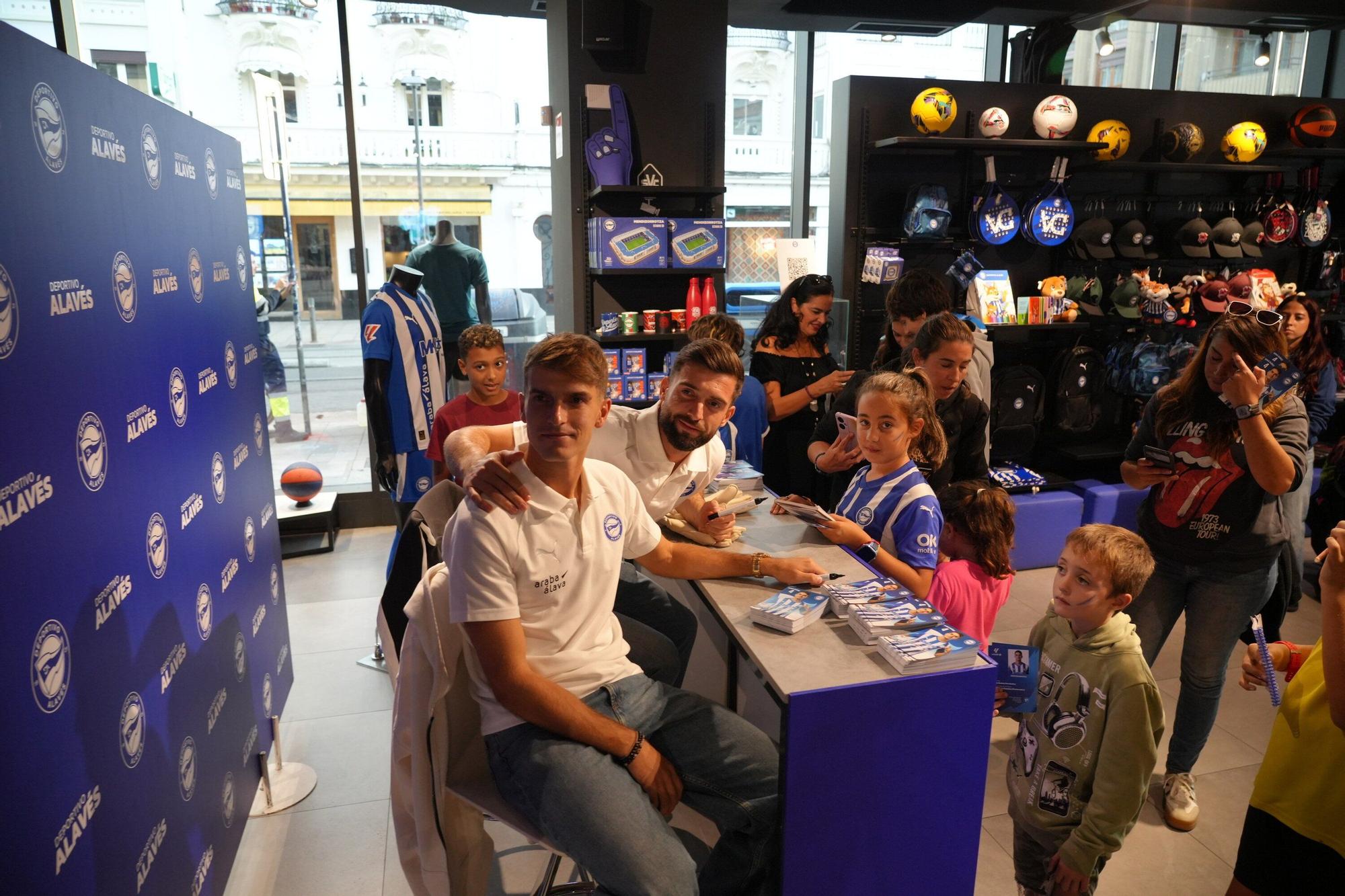 En imágenes: Firma de autógrafos para desbordar Vitoria-Gasteiz de ilusión albiazul