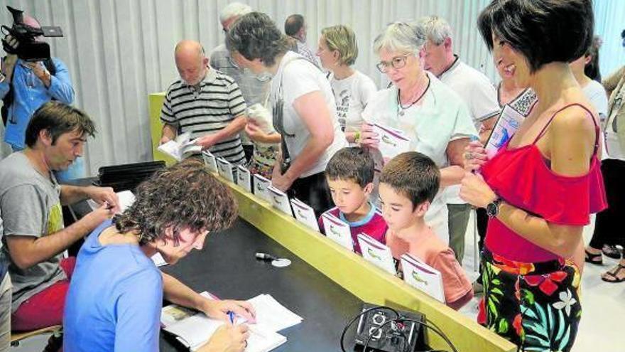 Antxiñe Mendizabal y Josu Maroto, firmando libros después de la presentación.