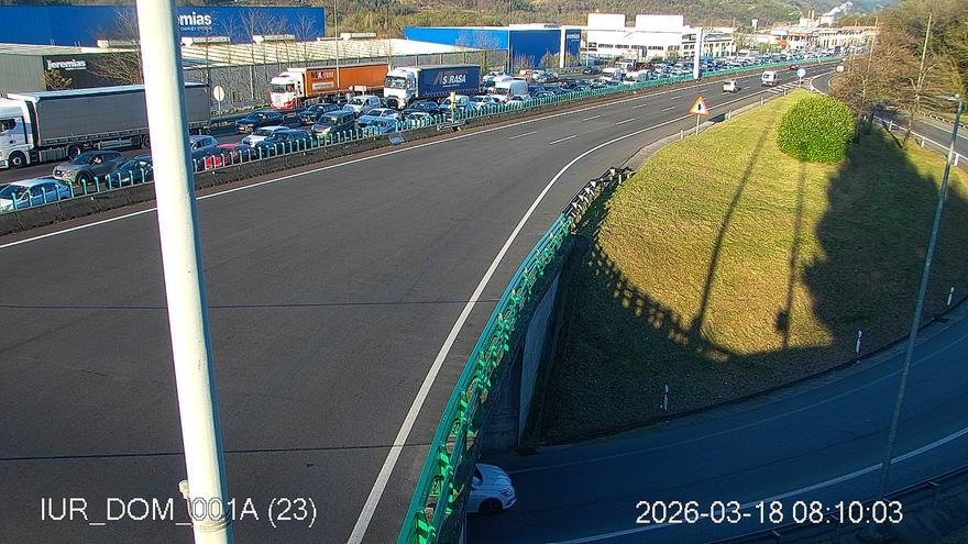 Retenciones en Iurreta tras volcar un camión