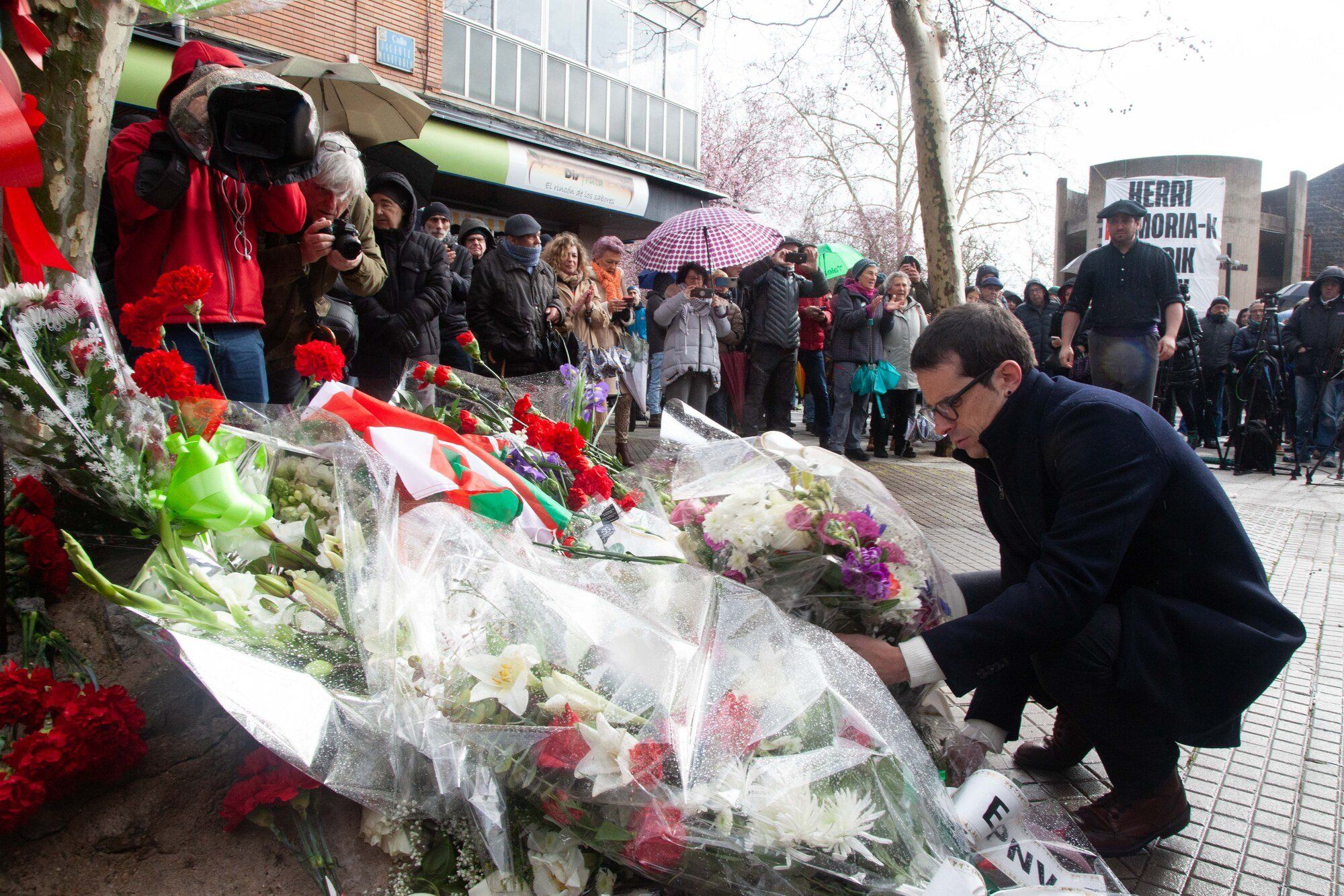 En imágenes: Homenaje en el monolito antes de la manifestación del 3 de Marzo en Vitoria