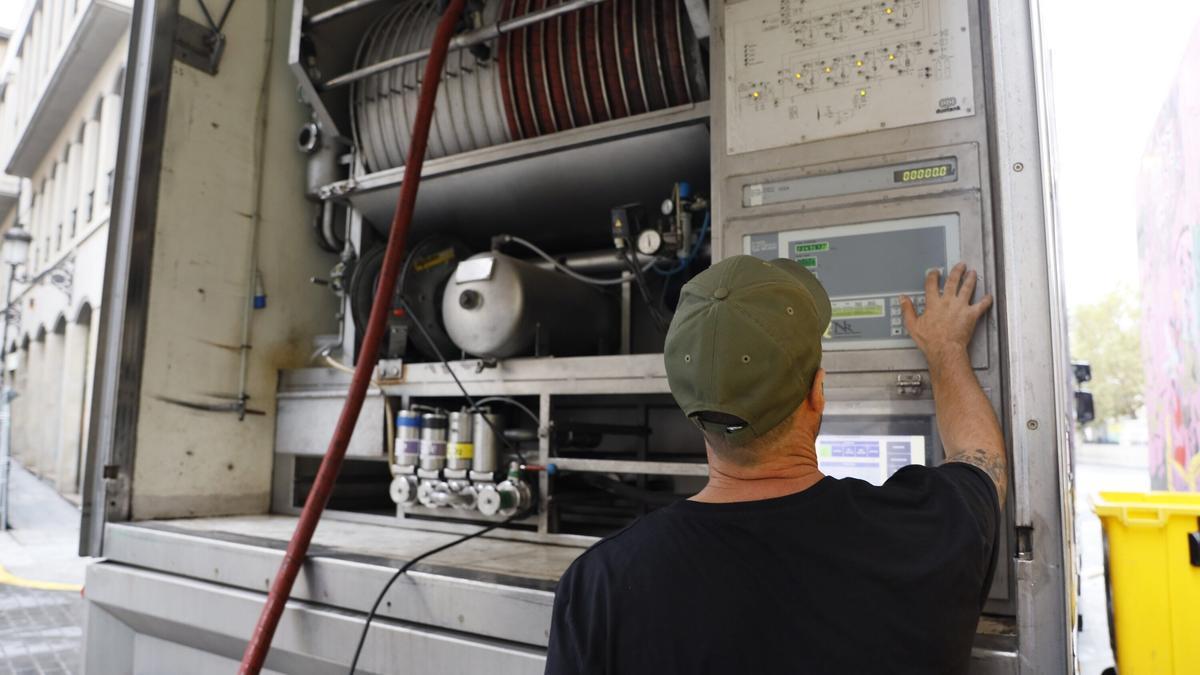 Un operario pone en marcha el sistema para trasladar la cerveza desde el camión hasta la txosna
