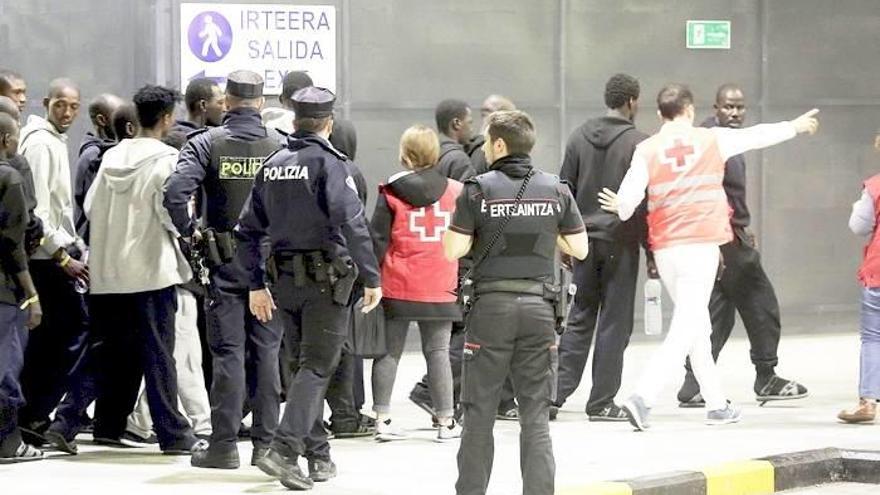 Cruz Roja atiende a medio centenar de inmigrantes llegados en autobús a Donostia
