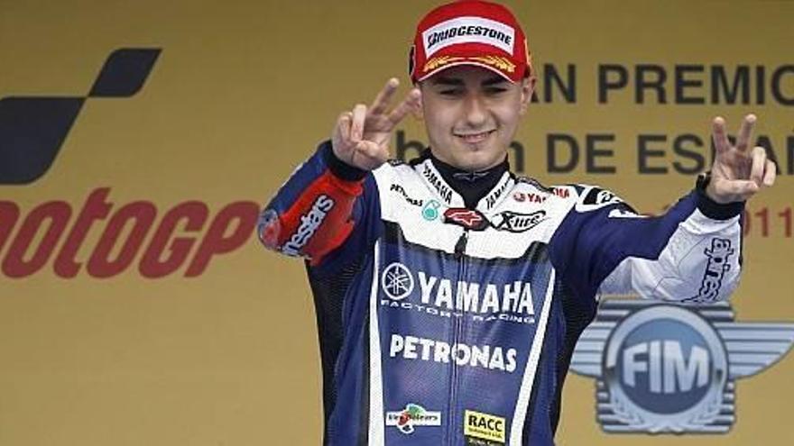 El piloto español de MotoGP Jorge Lorenzo celebra en el podio su victoria en el Gran Premio de España de motociclismo.