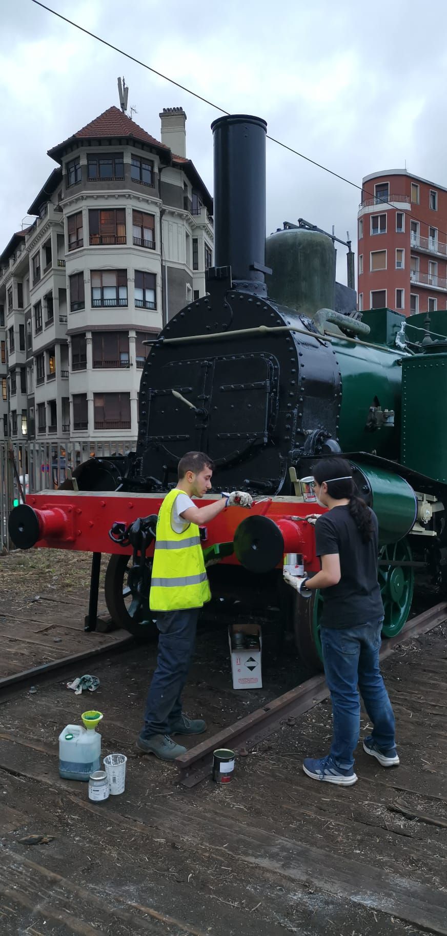 Un grupo de voluntarios durante los remates de los trabajos de pintura.