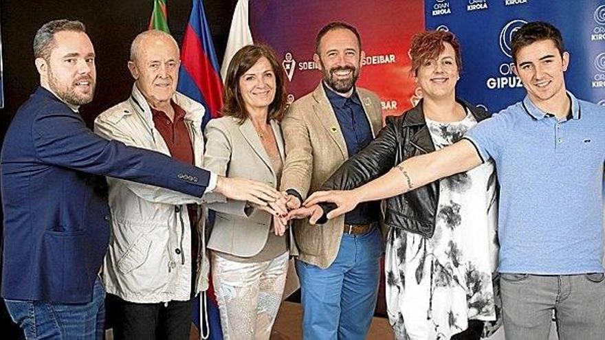 De izq. a dcha., Jon Arregi, Mikel Larrañaga, Amaia Gorostiza, Denis Itxaso, Goizane Álvarez y Ander Romarate.