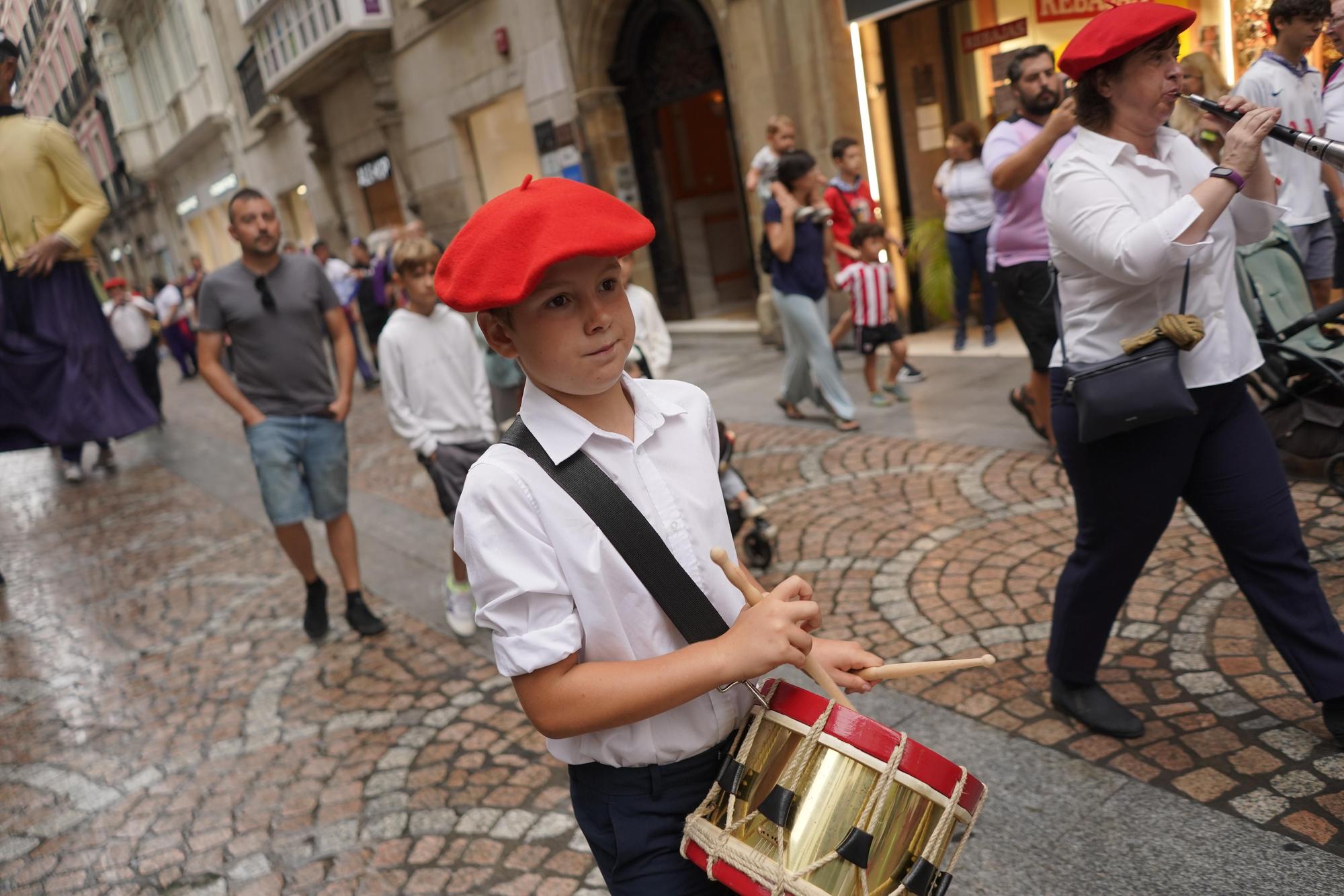 Desfile de gigantes y cabezudos en Aste Nagusia