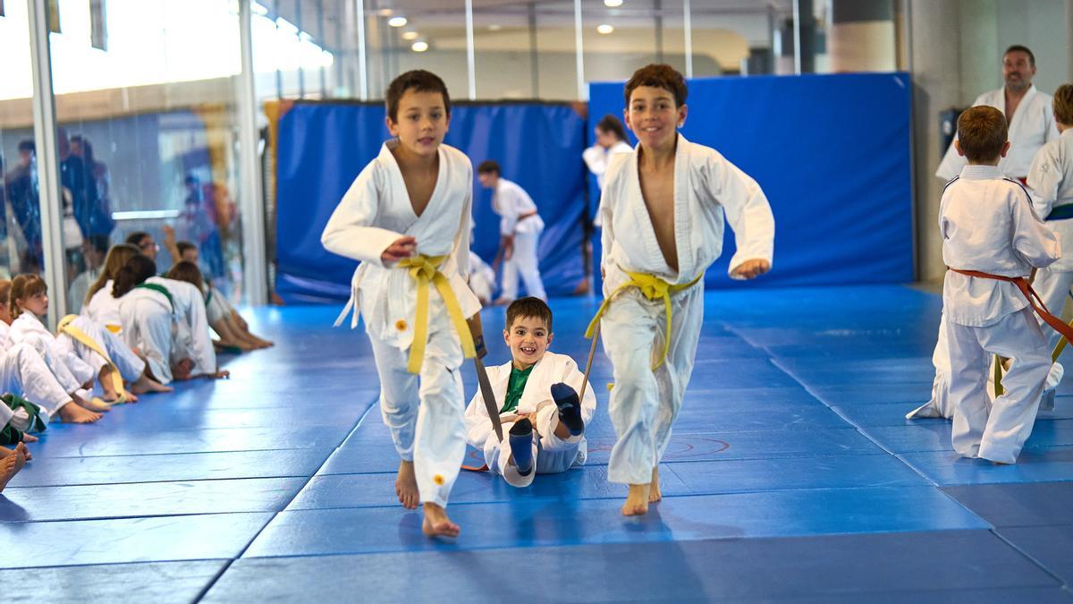 Tres niños, durante su actividad.