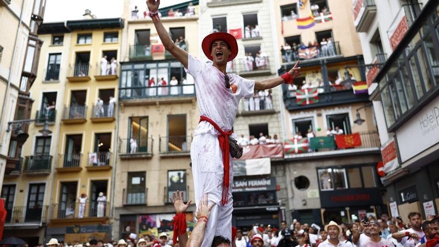 El ambiente en la plaza del Ayuntamiento a una hora del Chupinazo