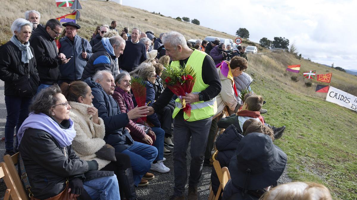 Ramos de rosas entre los asistentes al acto de homenaje en El Perdón.