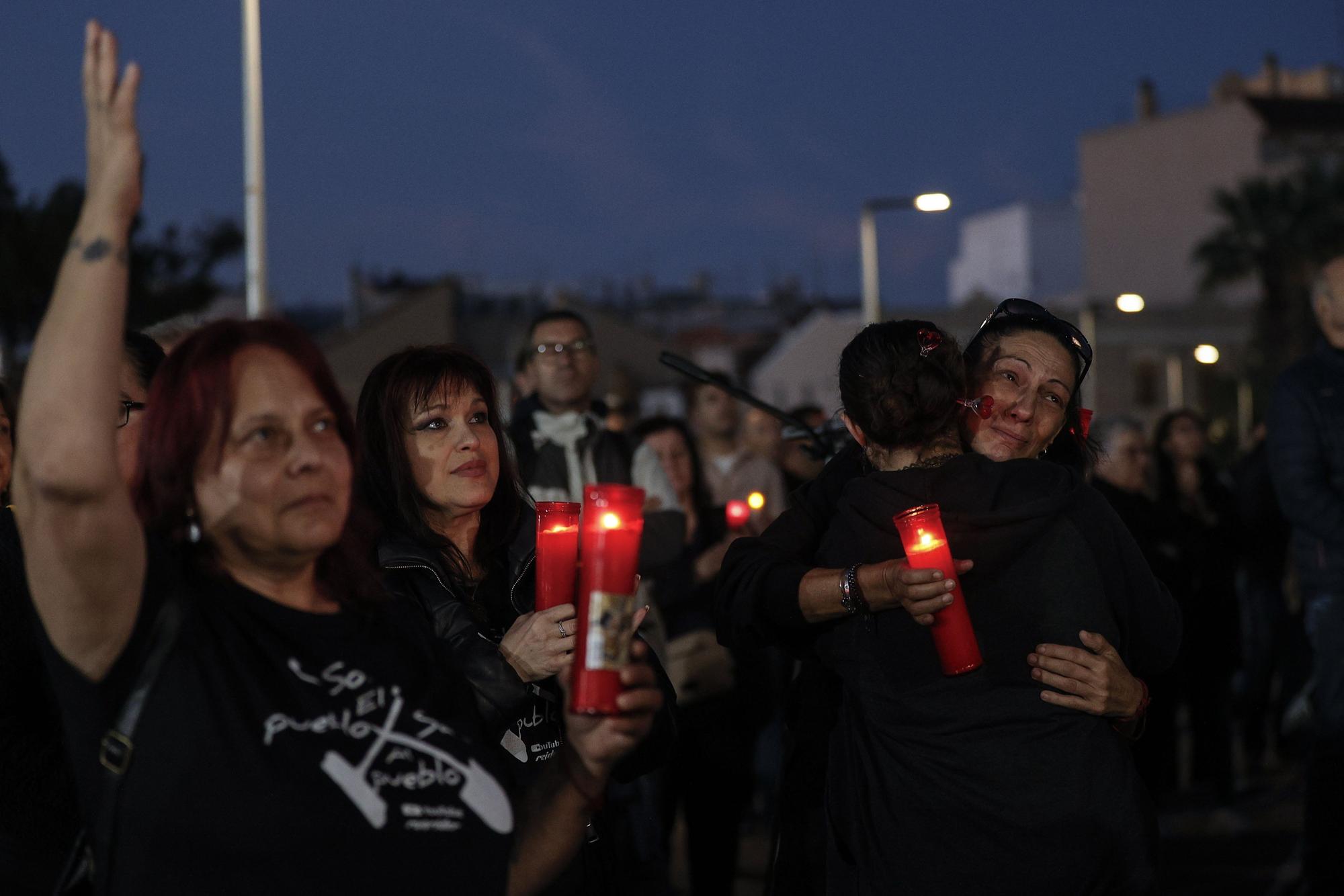En imágenes: Decenas de velas en la rambla del Poyo homenajean a los fallecidos en la dana