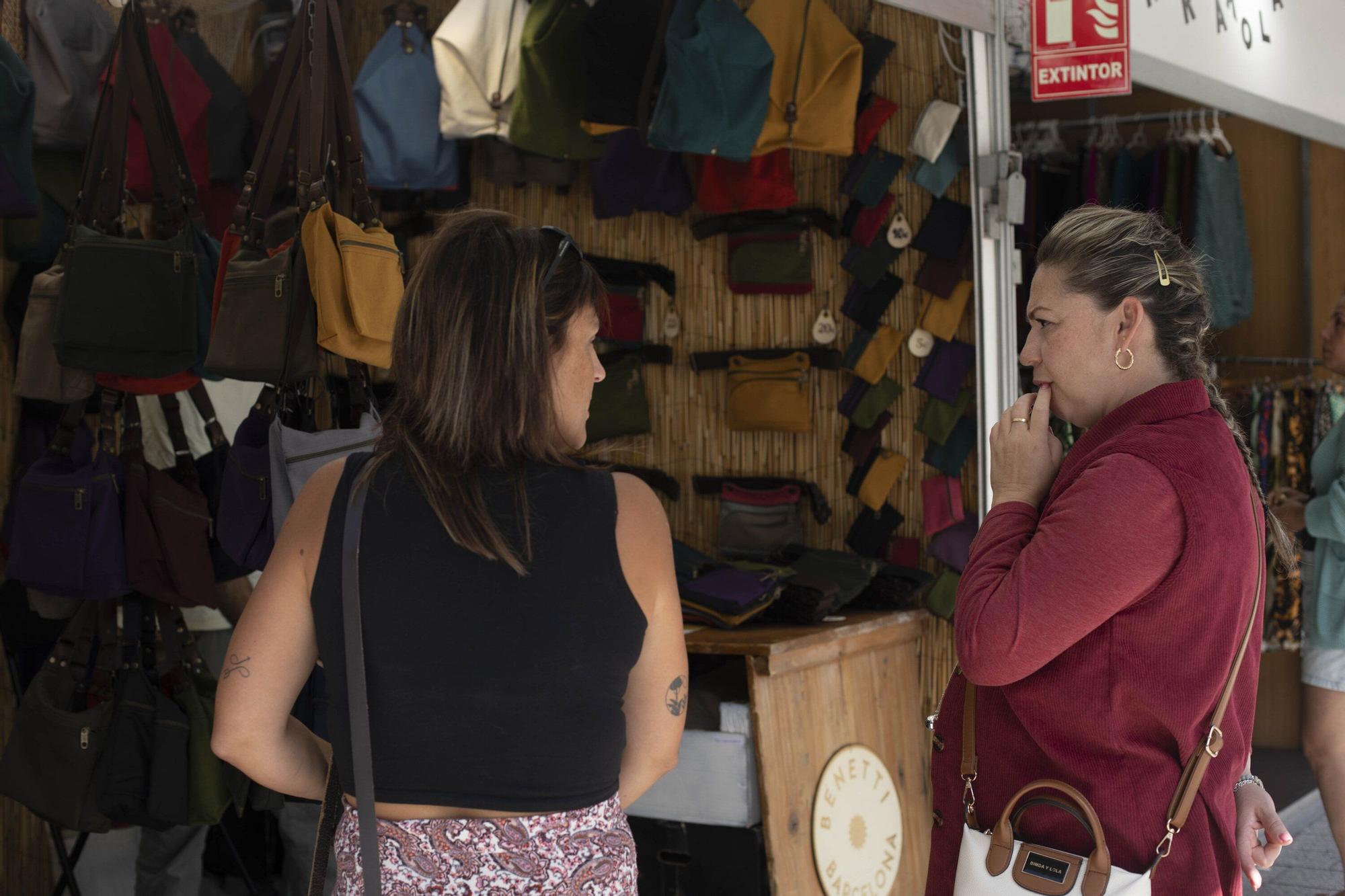 En imágenes: La plaza Santa Bárbara acoge la feria de La Blanca