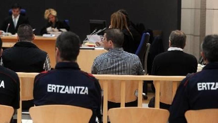 Juicio por asesinato a tres hombres que presuntamente robaron y asesinaron a un hombre en Elgoibar, cuyo cadaver ocultaron en una sima de Azkoitia.
