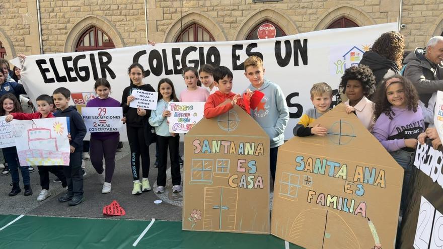 Multitudinaria concentración del colegio Santa Ana de Estella-Lizarra contra el recorte de aulas