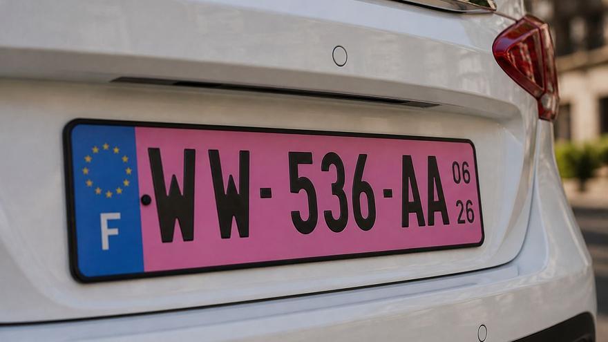 Han empezado a verse matrículas rosas por las carreteras: ¿qué significan?
