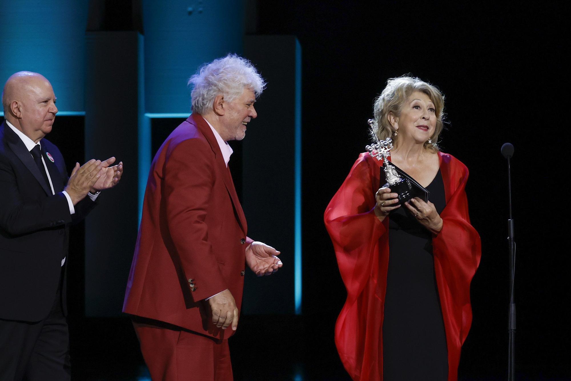 Pedro Almodóvar entrega el Premio Donostia a Esther García