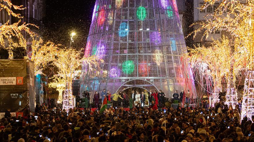 En imágenes: Ya es Navidad en Vigo: así ha sido el accidentado encendido de luces
