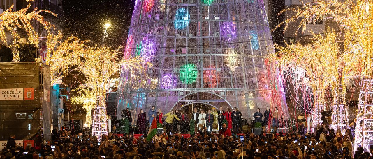 En imágenes: Ya es Navidad en Vigo: así ha sido el accidentado encendido de luces