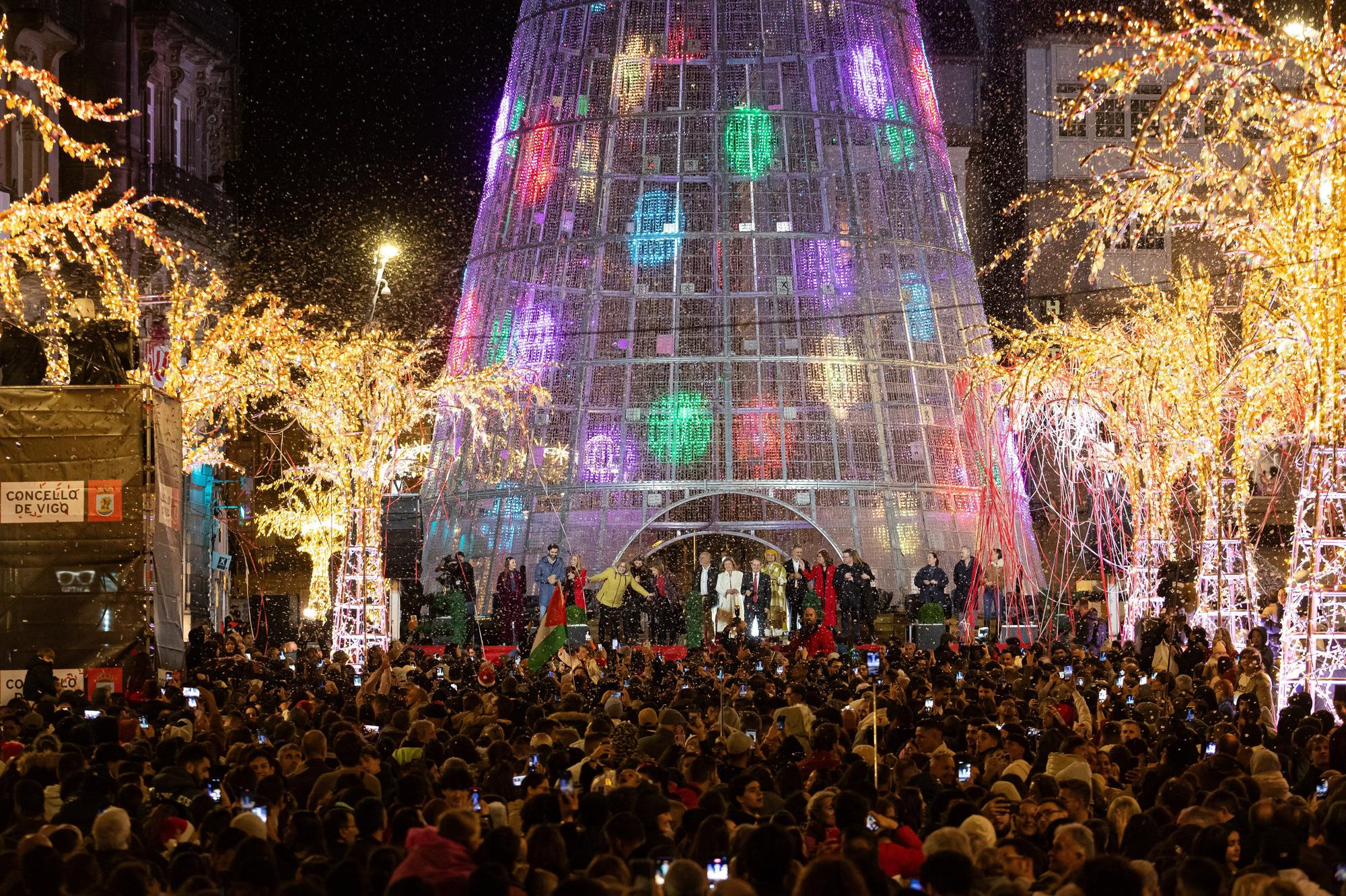 En imágenes: Ya es Navidad en Vigo: así ha sido el accidentado encendido de luces