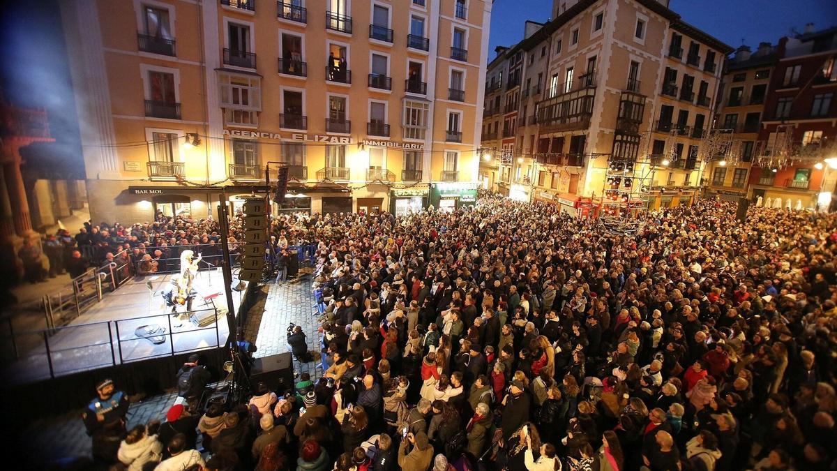 Encendido navideño &#039;Argiluna&#039;, el año pasado en una abarrotada plaza Consistorial.