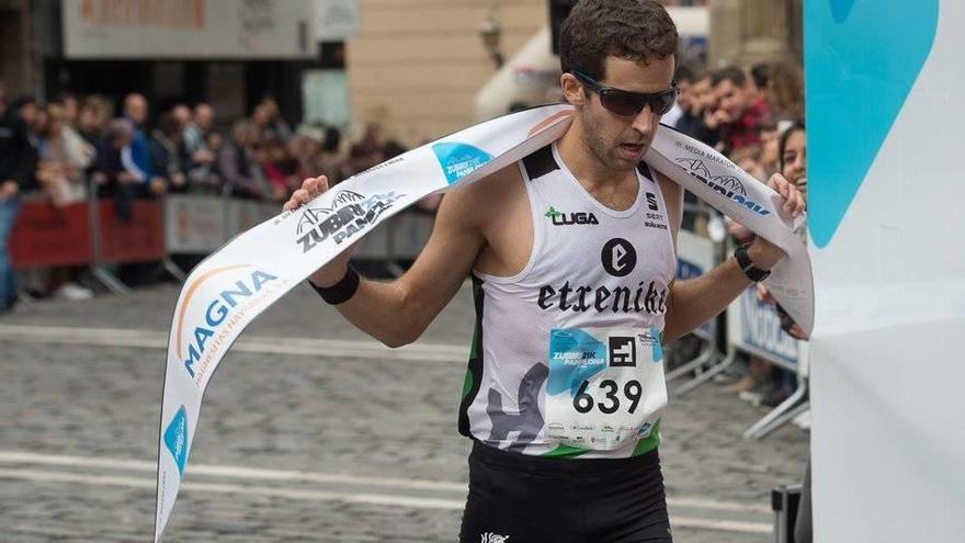 Miguel Aristu, a su llegada a la plaza del Ayuntamiento, paró el cronómetro en 1:08:42.