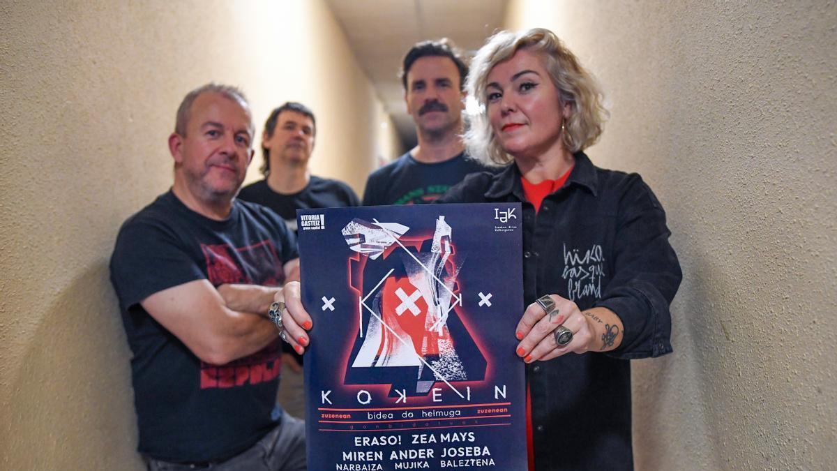 El grupo de Eibar con el cartel que anuncia su concierto especial en la capital alavesa. El grupo de Eibar con el cartel que anuncia su concierto especial en la capital alavesa.