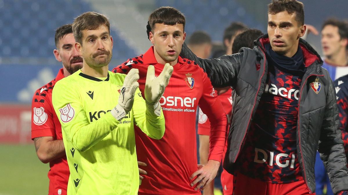Los jugadores rojillos aplauden a los aficionados desplazados hasta Zaragoza al término del encuentro.