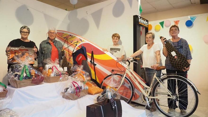 Un baño de solidaridad en el verano de Deba