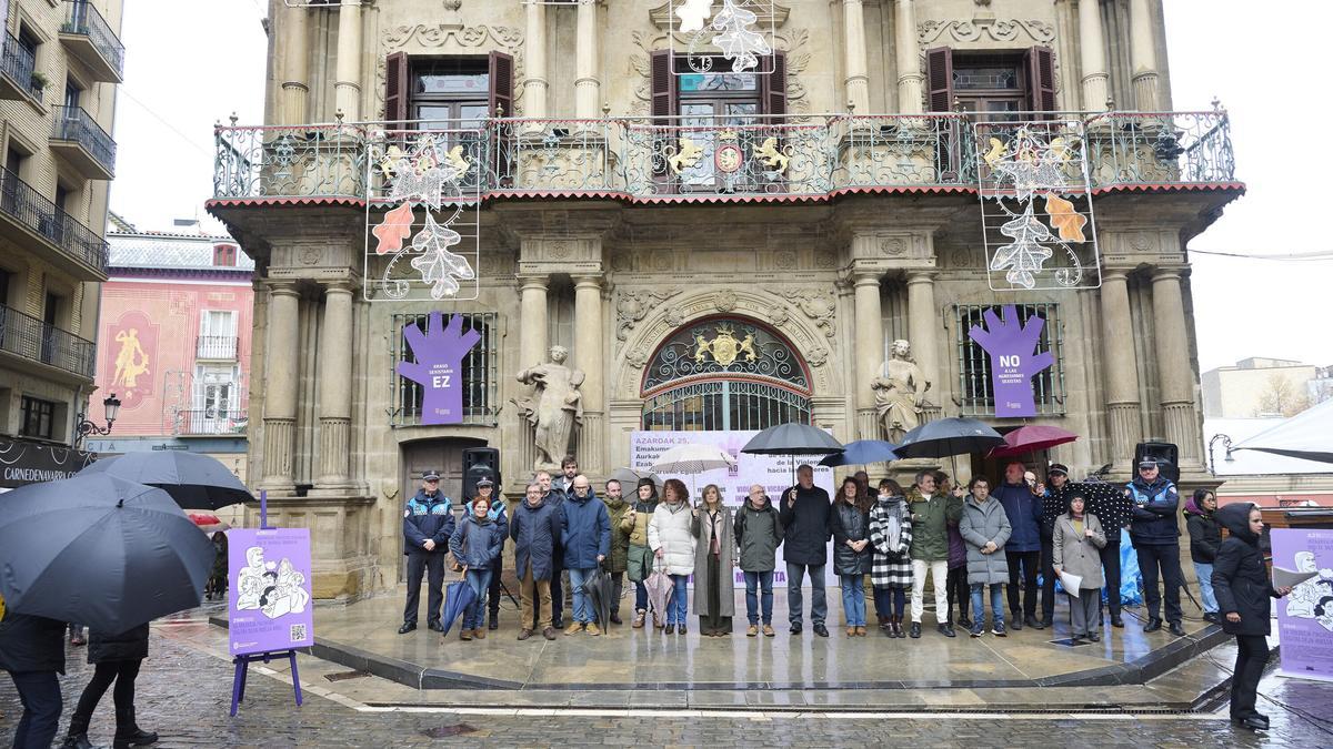 El alcalde, Joseba Asiron, junto a otros miembros de la Corporación municipal, han presidido el acto del Día Internacional de la Eliminación de las Violencias contra las Mujeres.