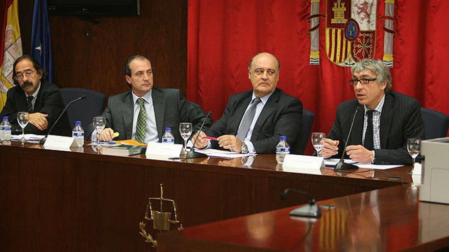 El abogado Javier Asiáin, el fiscal Javier Muñoz, el juez decanoJoaquín Galve y Joseba Santamaria, director de DIARIO DE NOTICIAS.