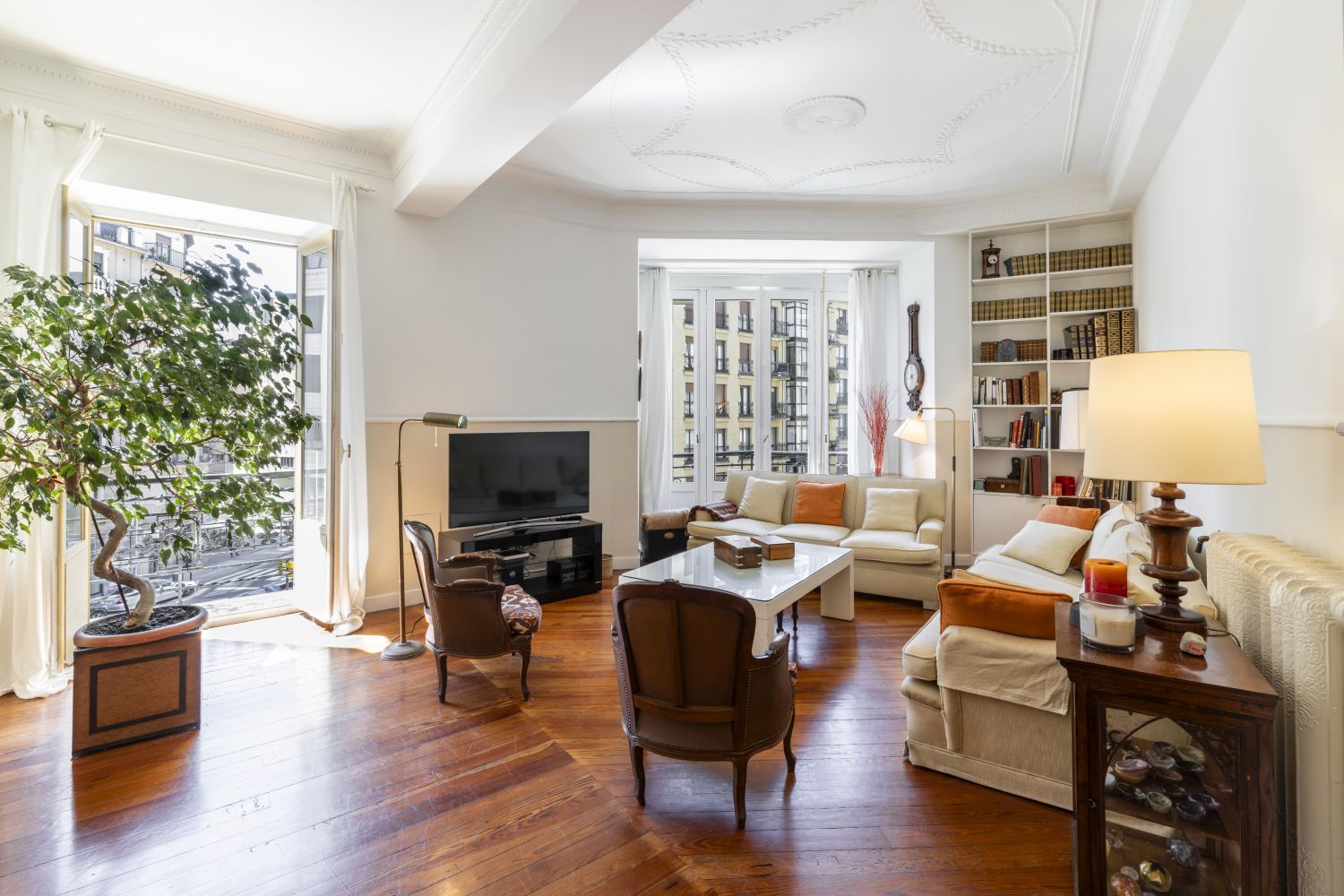 Magnífica propiedad en venta ubicada en un edificio señorial, situada en una de las zonas más elegantes del céntrico barrio de Gros