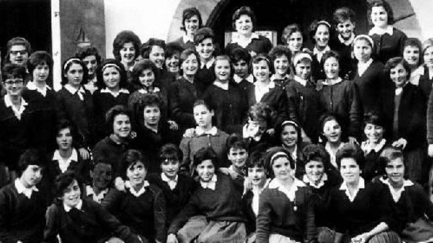 Antiguas alumnas de la primera promoción del Instituto Monte Albertia de Zarautz