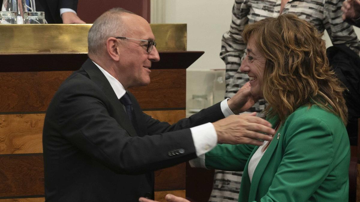 Eva López de Arroyabe y Ramiro González, en las Juntas Generales.