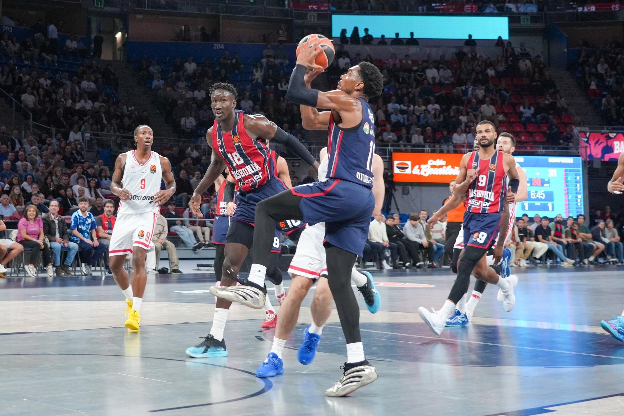 Todas las imágenes del Baskonia - Olympiacos en el Buesa Arena