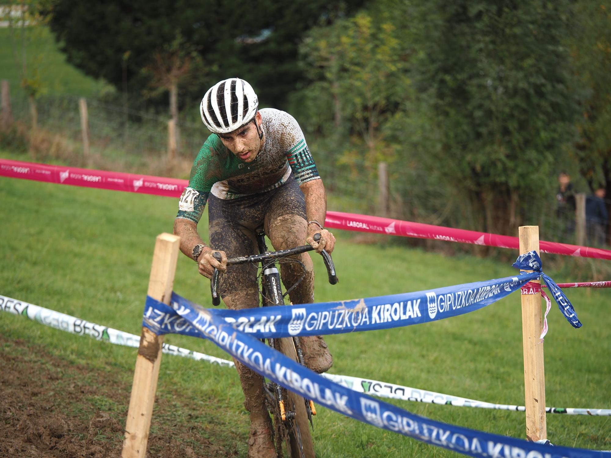 El barro se sumó al espectáculo de ciclocross en Elgoibar