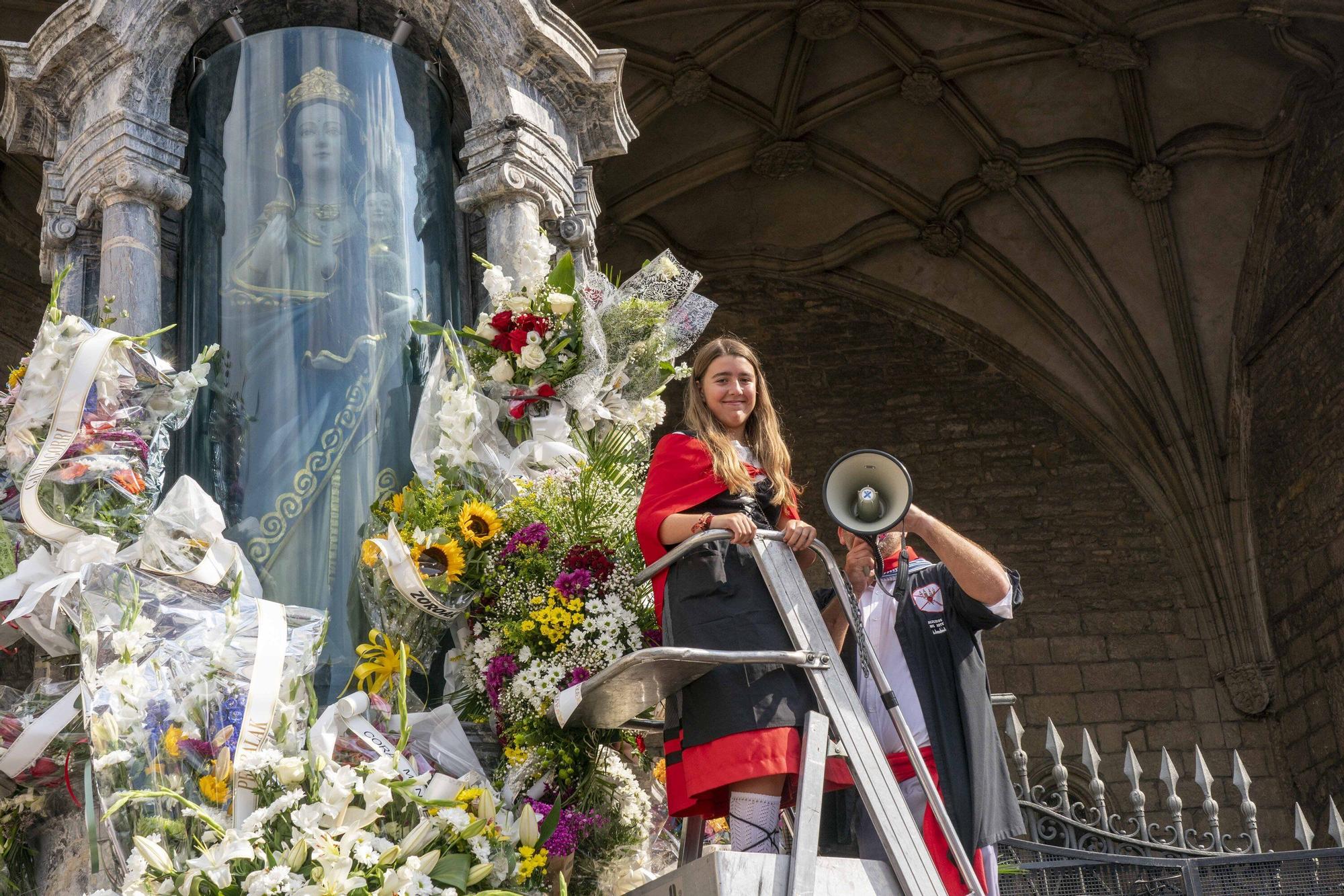 Ofrenda Floral y Aurresku de Honor a la Virgen Blanca