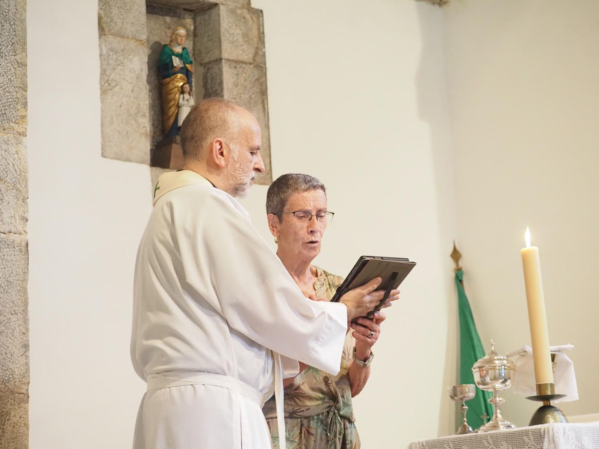 Fiesta en verde y blanco en la ermita de Santa Ana de Mendaro