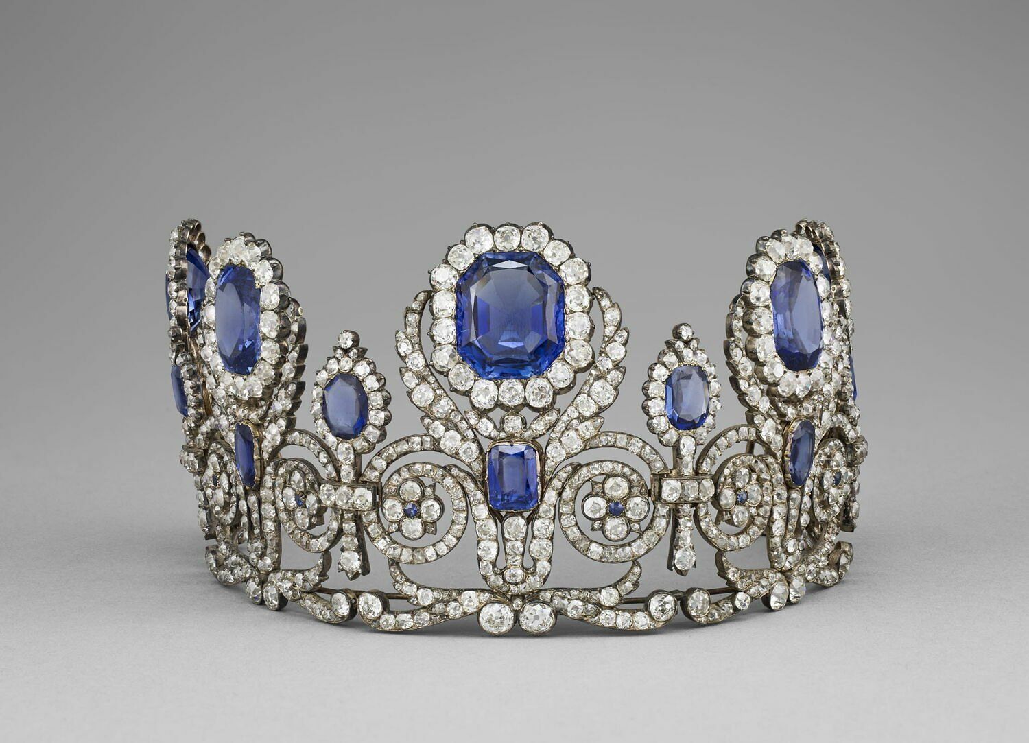 Imagen facilitada de una diadema de la reina María Amelia y de la reina Hortensia sustraida del Museo del Louvre, en París.