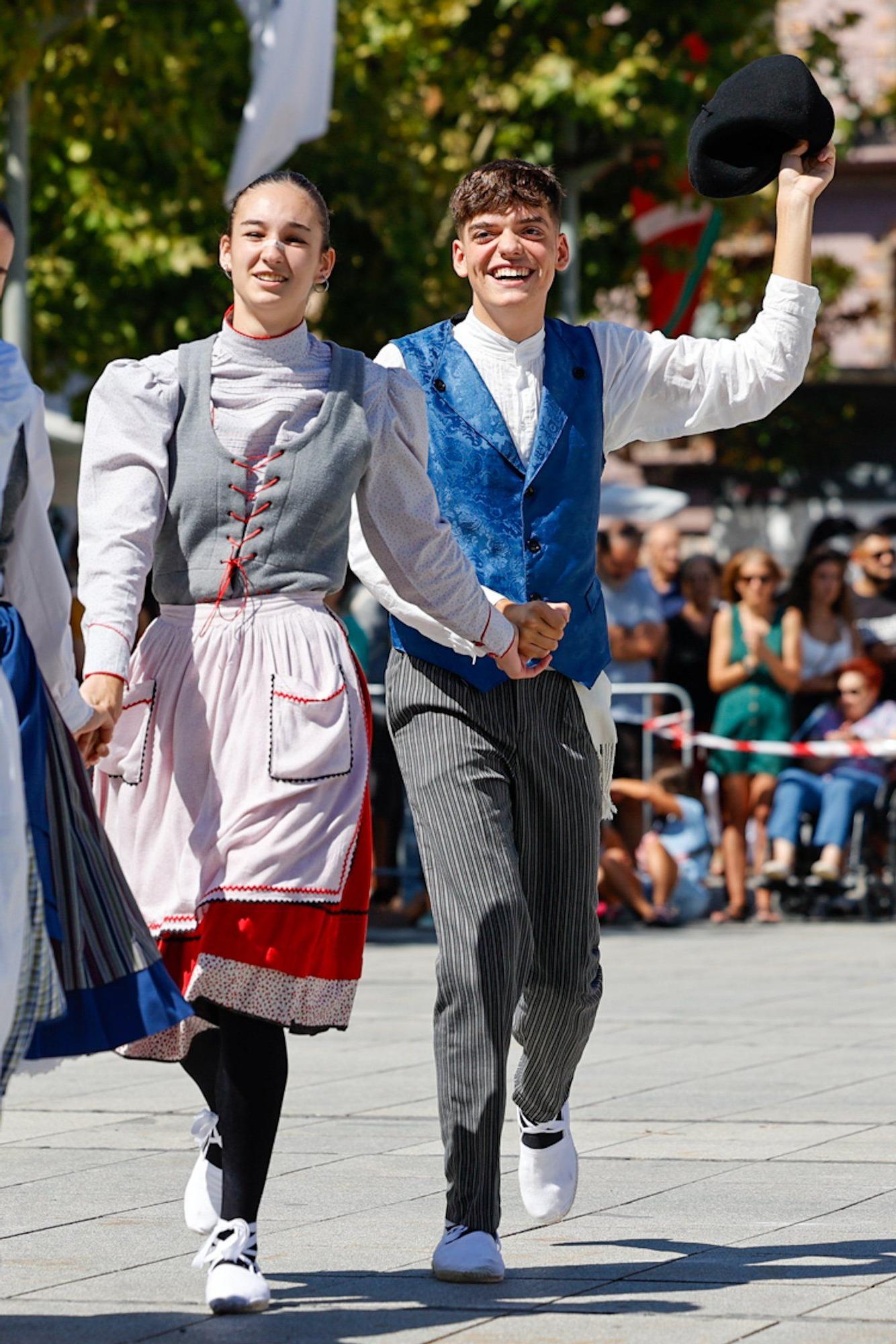 Gigantes, gaiteros y grupo de danzas Idoskia en Villava-Atarrabia