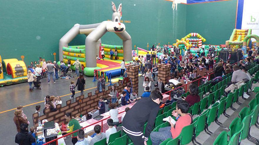 El frontón se transformó en una fortaleza para los niños. Fotos: E. Castresana