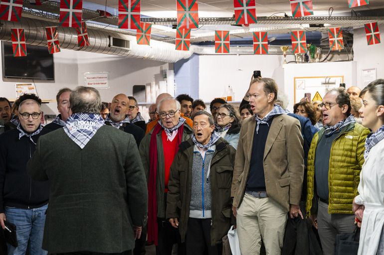 El Lehendakari Imanol Pradales y la vicelehendakari primera y consejera de Política Lingüística, Ibone Bengoetxea, se reunen con la diáspora en la Eskual Etxea de París