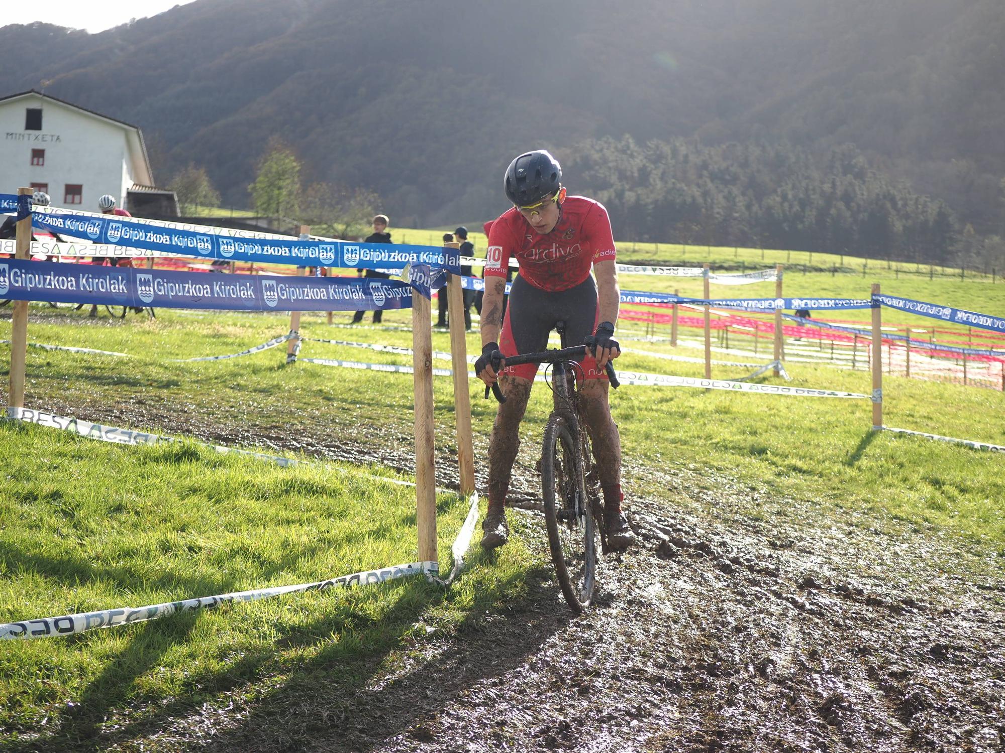 El barro se sumó al espectáculo de ciclocross en Elgoibar