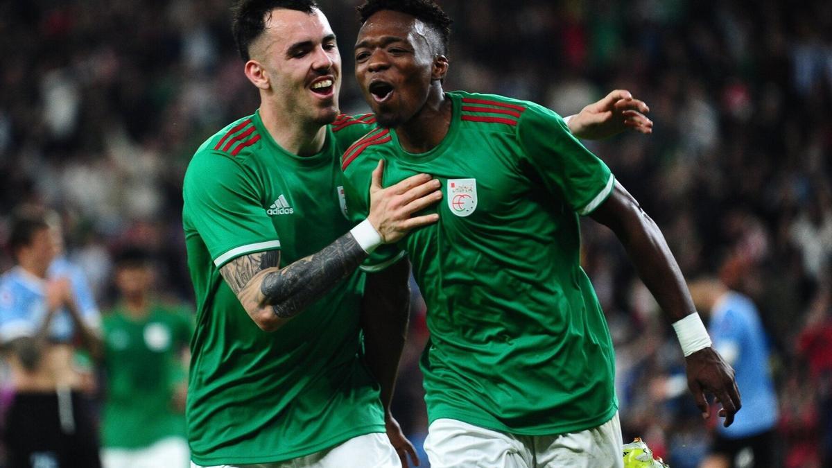Álvaro Djaló y Alex Sola celebran el gol de la Euskal Selekzioa.