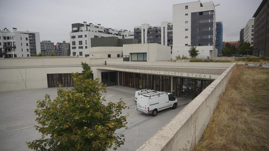 El centro cívico Zabalgana convierte el arte en apoyo a causas sociales en Vitoria