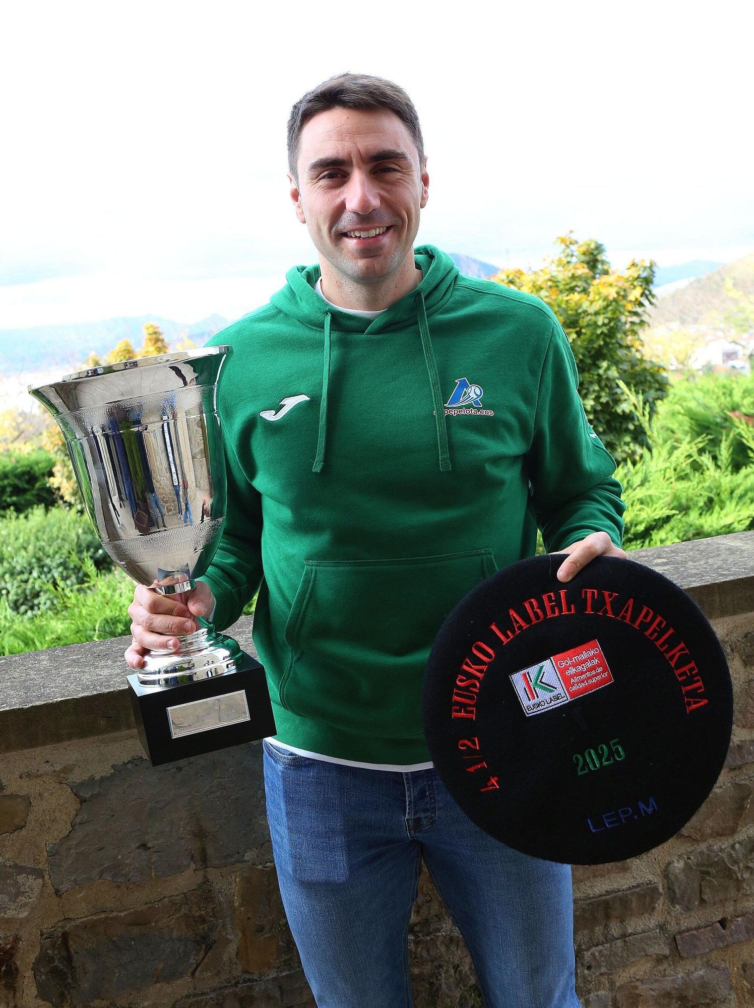 Peio Etxeberria posa con la txapela y el trofeo que le acreditan como campeón del Cuatro y Medio de 2025 en el Hotel Castillo de Gorraiz.
