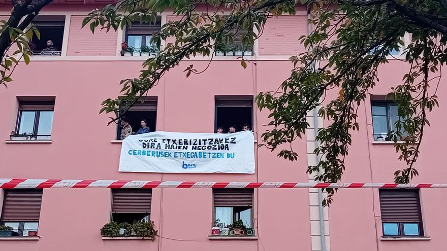 Calma tensa en Basauri a la espera de un desahucio anunciado para este jueves