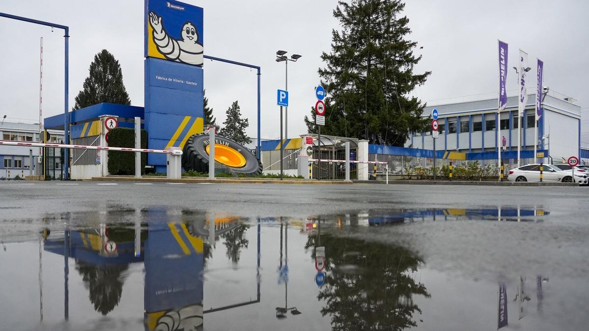 Acceso a la planta de Michelin en Vitoria.