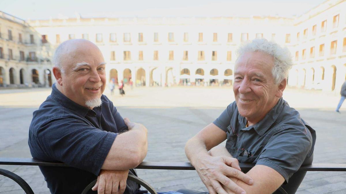 El director Miguel Muñoz y el actor Txubio Fernández de Jáuregui en la plaza Nueva.