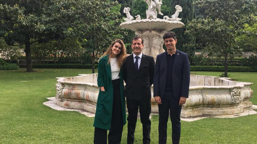Amaia y Alfred, con el embajador español en Lisboa