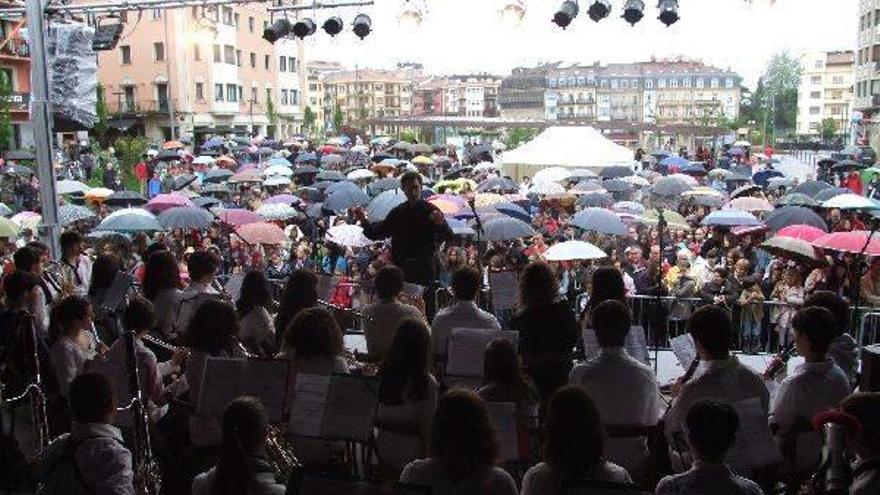 Alumnos del Conservatorio de Irun actúan, ayer, en las celebraciones de la plaza San Juan.